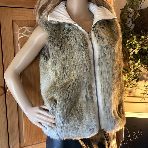 Reversible Weatherproof White and Faux Fur Vest - Picture 3 of 16